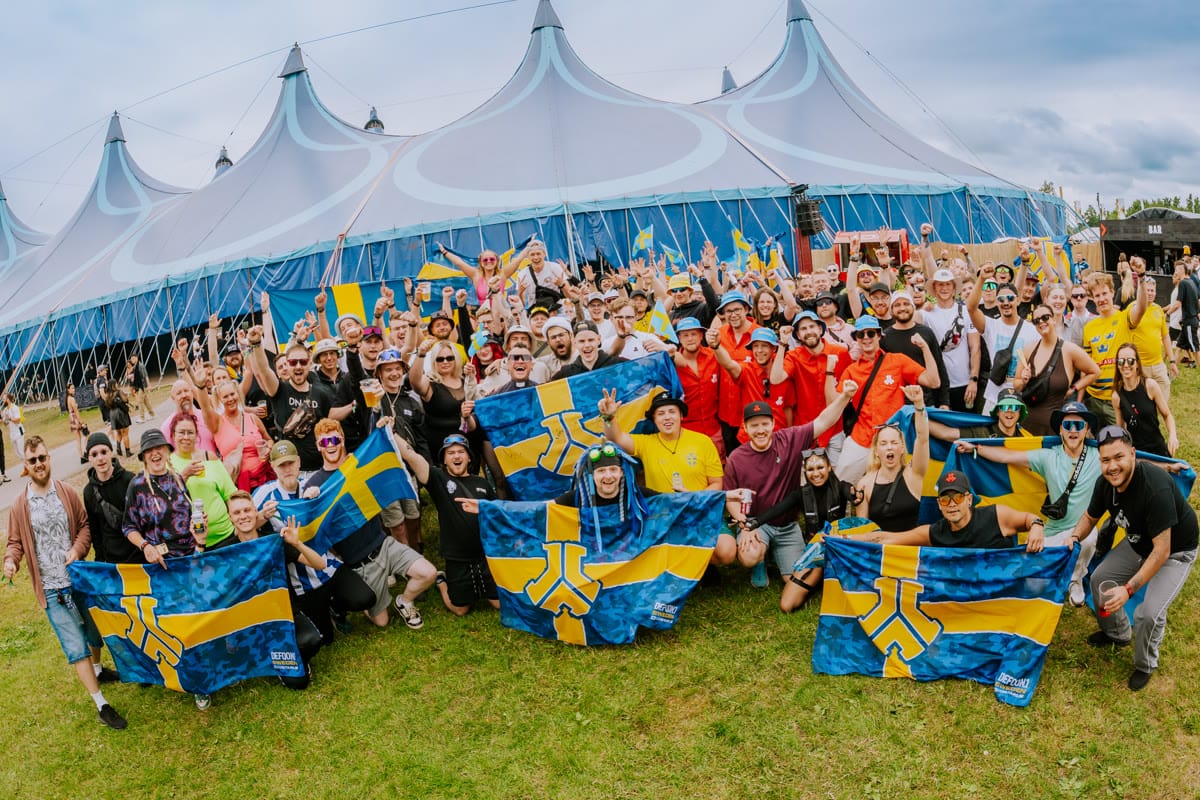 Coretours-resenärer med svenska Defqon.1-flaggor