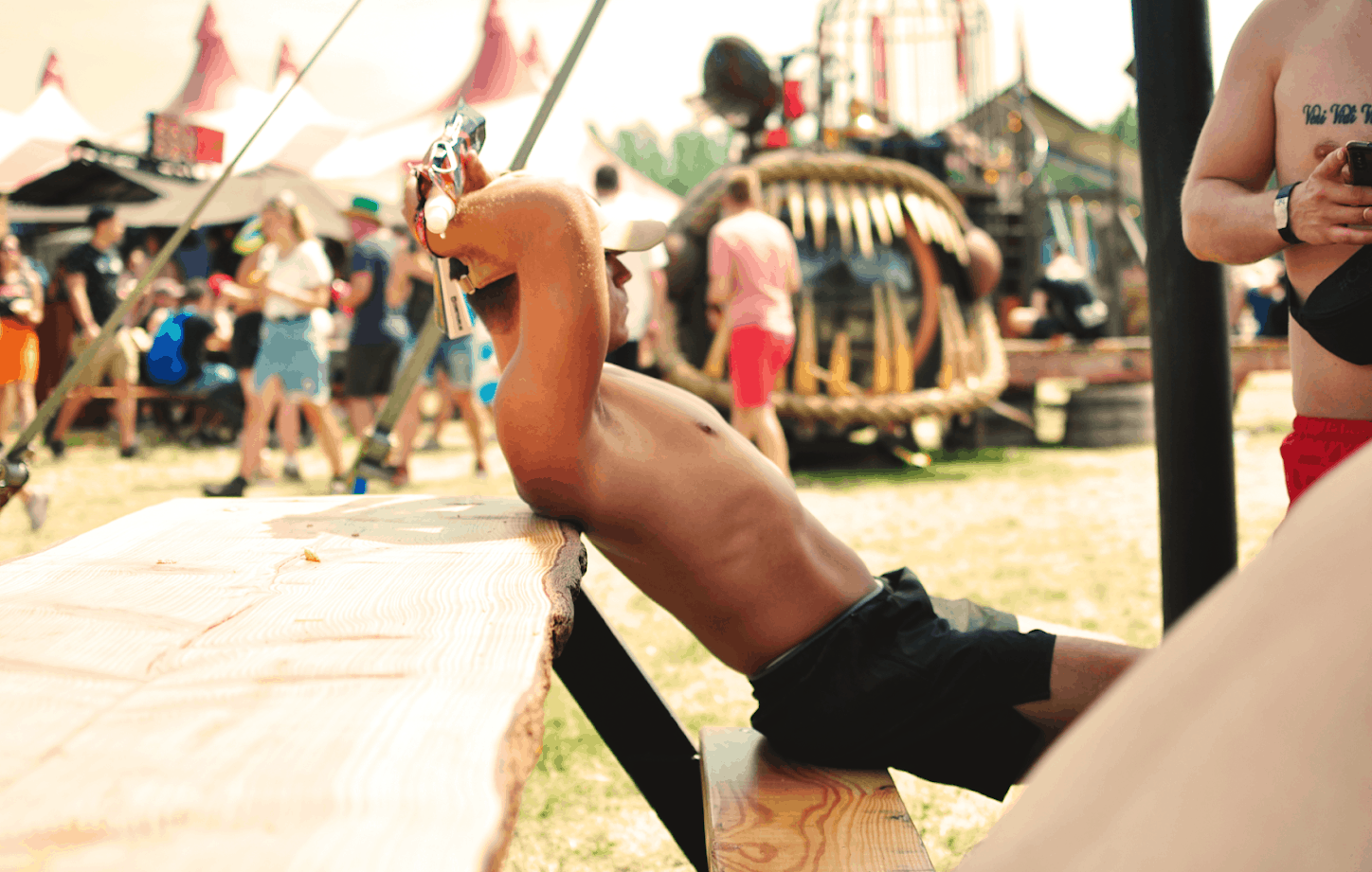 Resenär kopplar av på festival