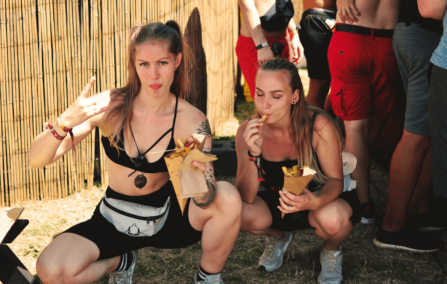 Tjejer med festivalmat