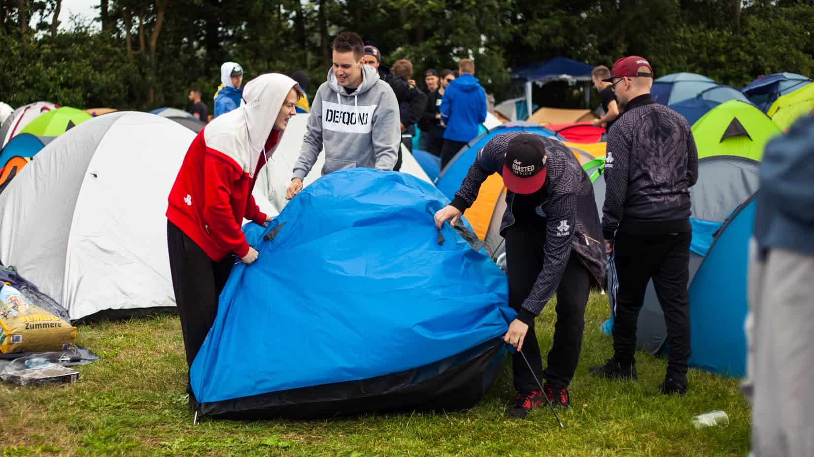 Sätter upp tält Defqon1