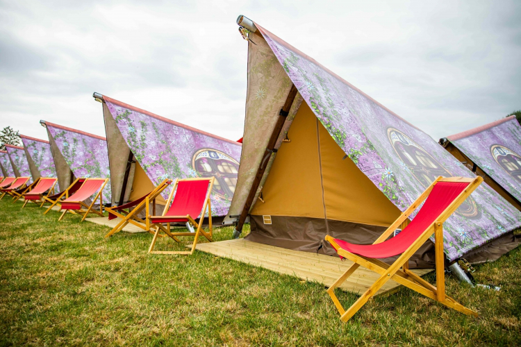 Supreme Easy Tent outside